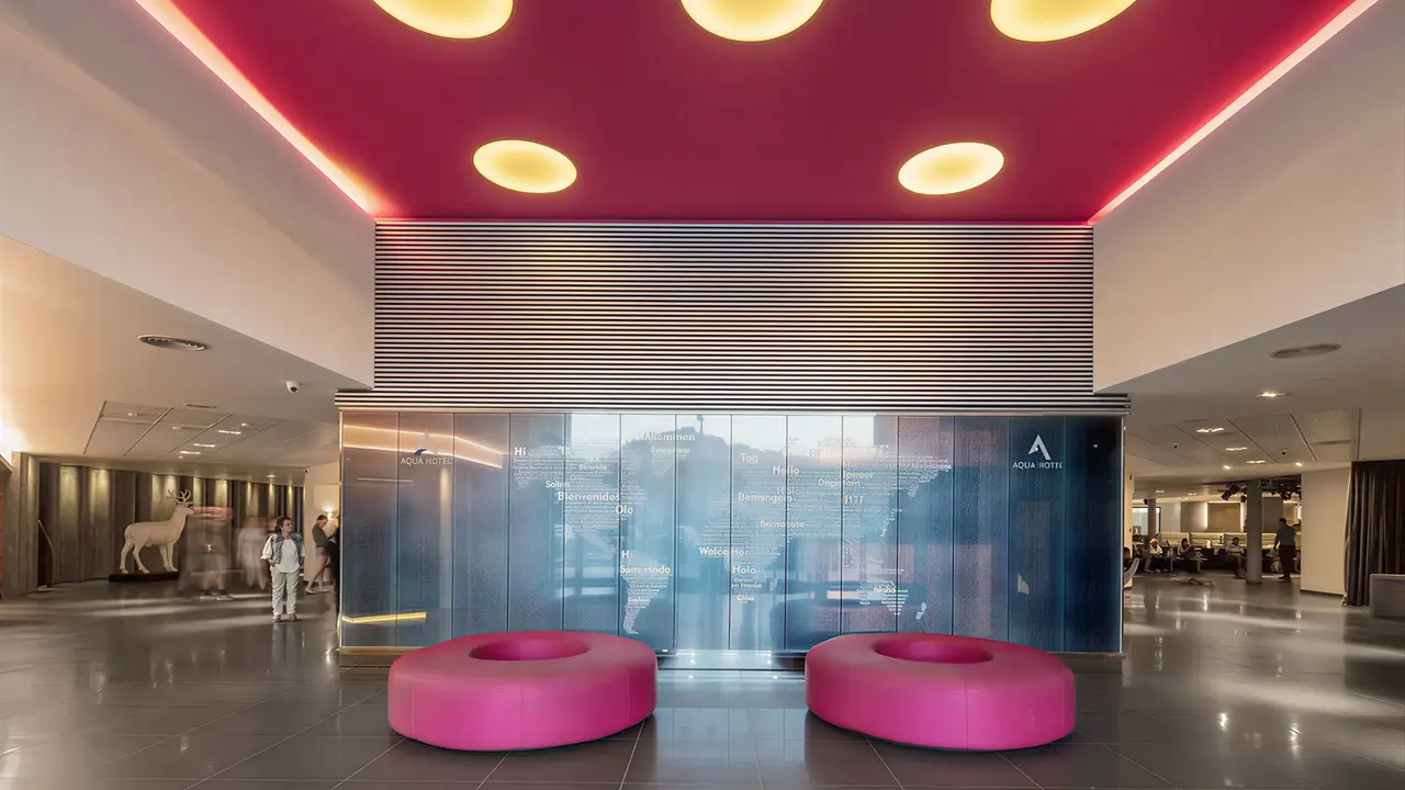 Nowoczesne wnętrze lobby w Aqua Aquamarina