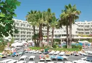 Widok na budynek i basen w Aqua Aquamarina