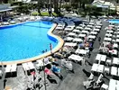 Basen z leżakami w Aqua Aquamarina