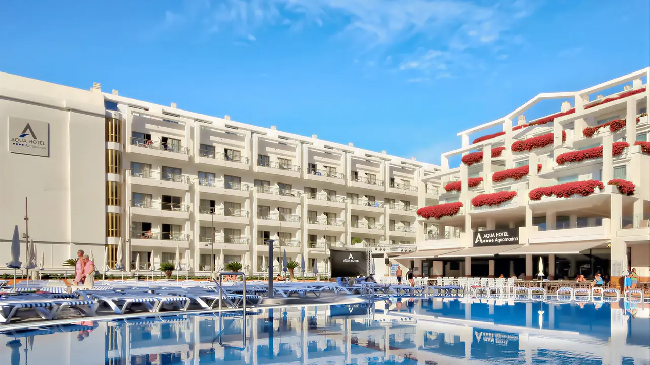 Basen z leżakami w hotelu Aqua Aquamarina