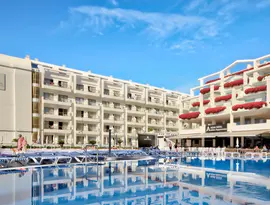 Basen z leżakami w hotelu Aqua Aquamarina