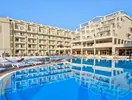 Basen z leżakami przy budynku Aqua Aquamarina