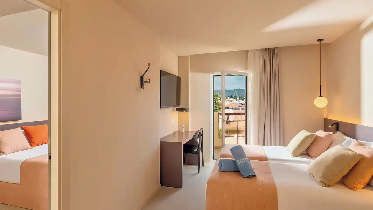 Nowoczesny pokój z łóżkami w Aqua Promenade