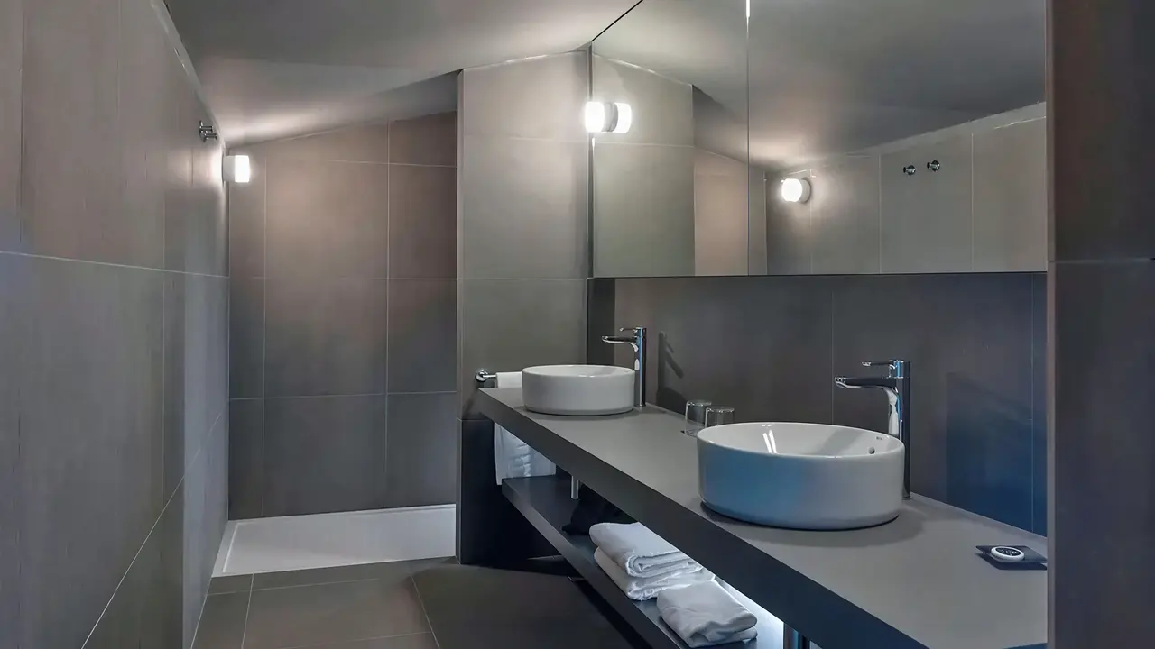 Nowoczesna łazienka w Aqua Promenade z dwiema umywalkami