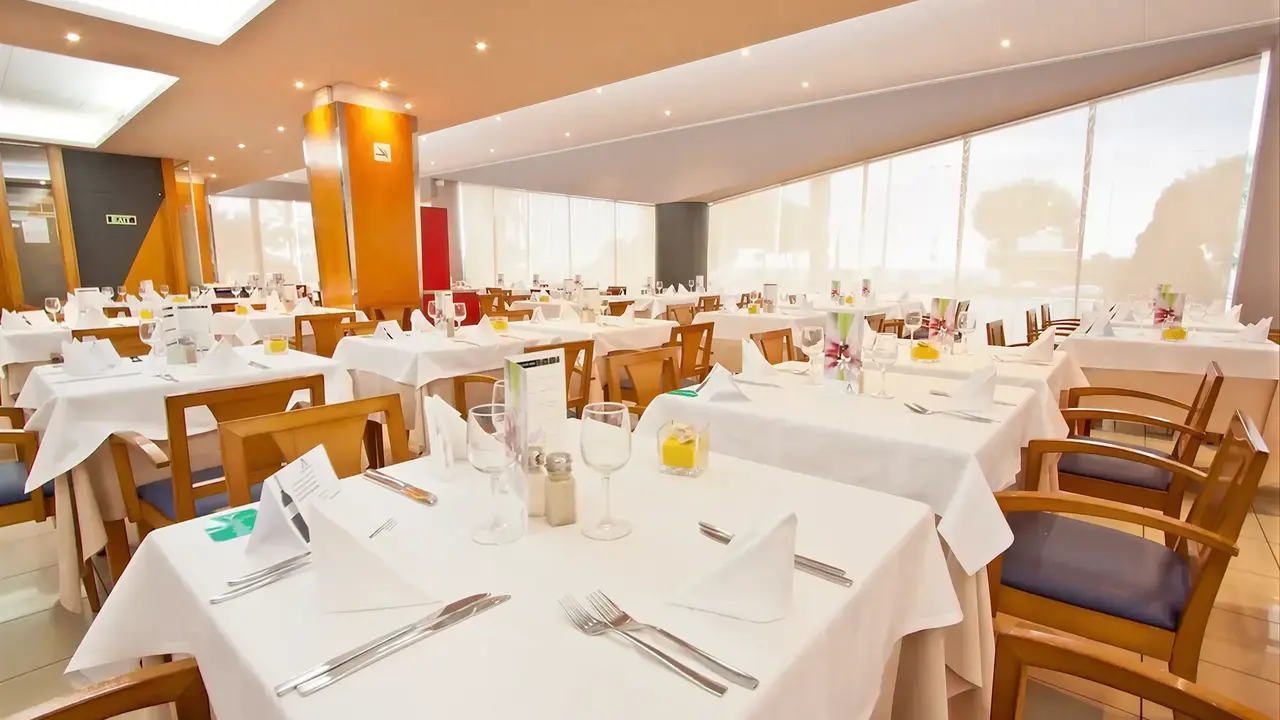 Restauracja w hotelu Aqua Promenade z nakrytymi stołami