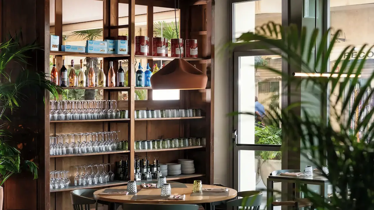 Bar z drinkami i szkłem w Aqua Promenade