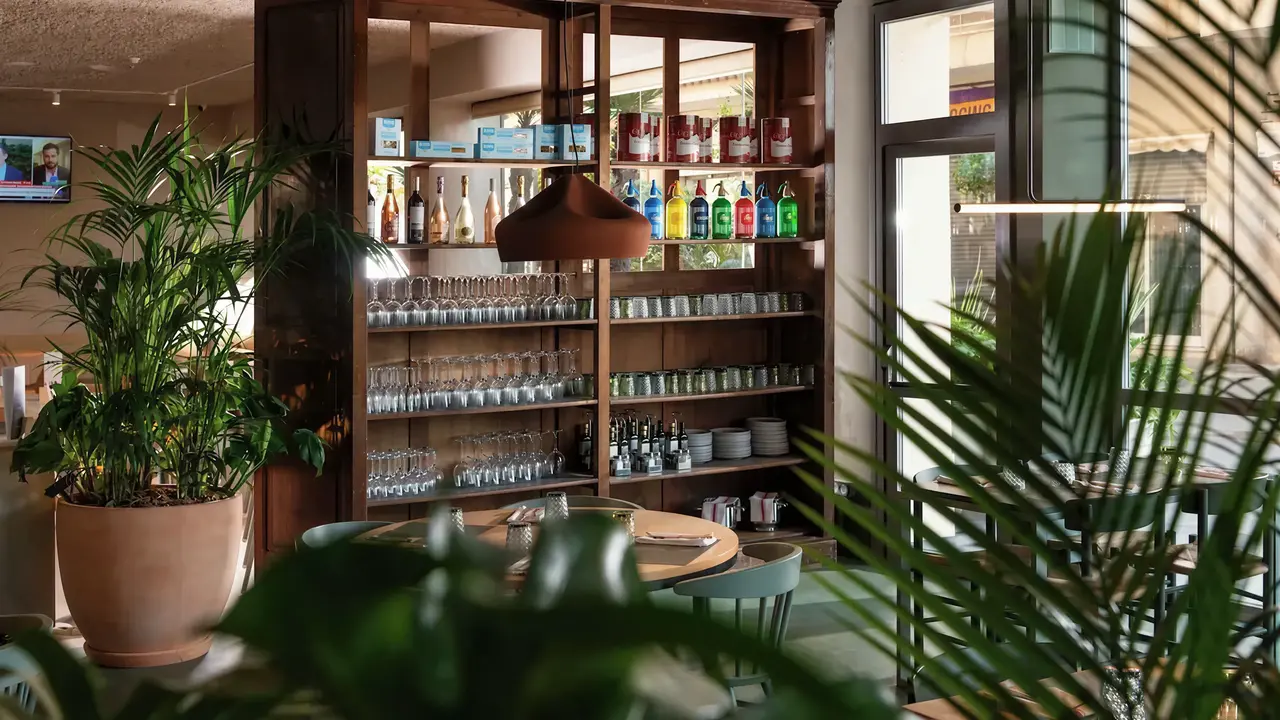 Bar z napojami i szkłem w Aqua Promenade