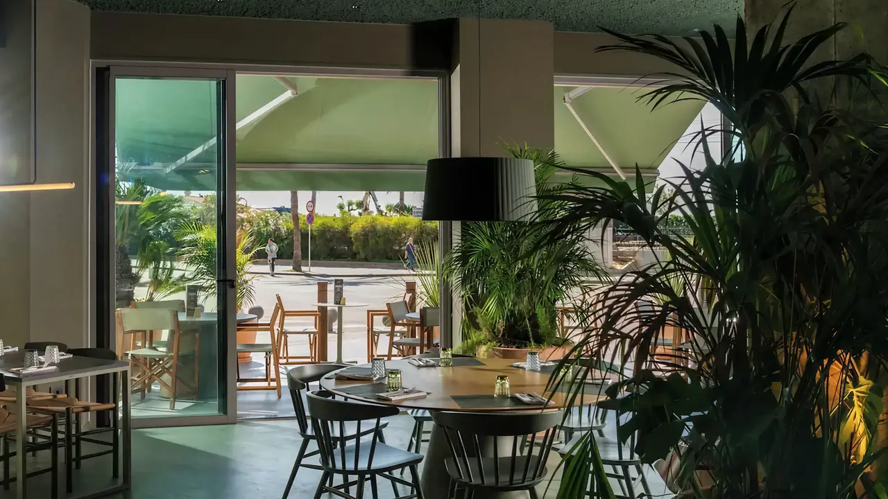 Restauracja w Aqua Promenade z widokiem na zewnątrz