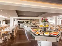 Bufet z jedzeniem w restauracji Aqua Promenade