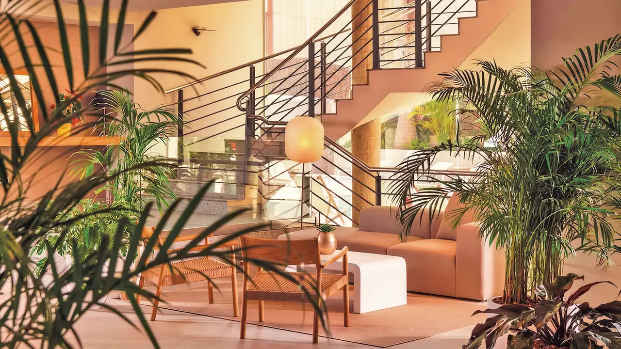 Wnętrze lobby z roślinami w Aqua Promenade