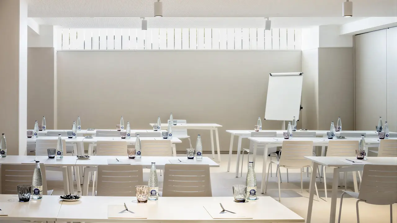 Sala konferencyjna w Aqua Promenade z białymi stołami