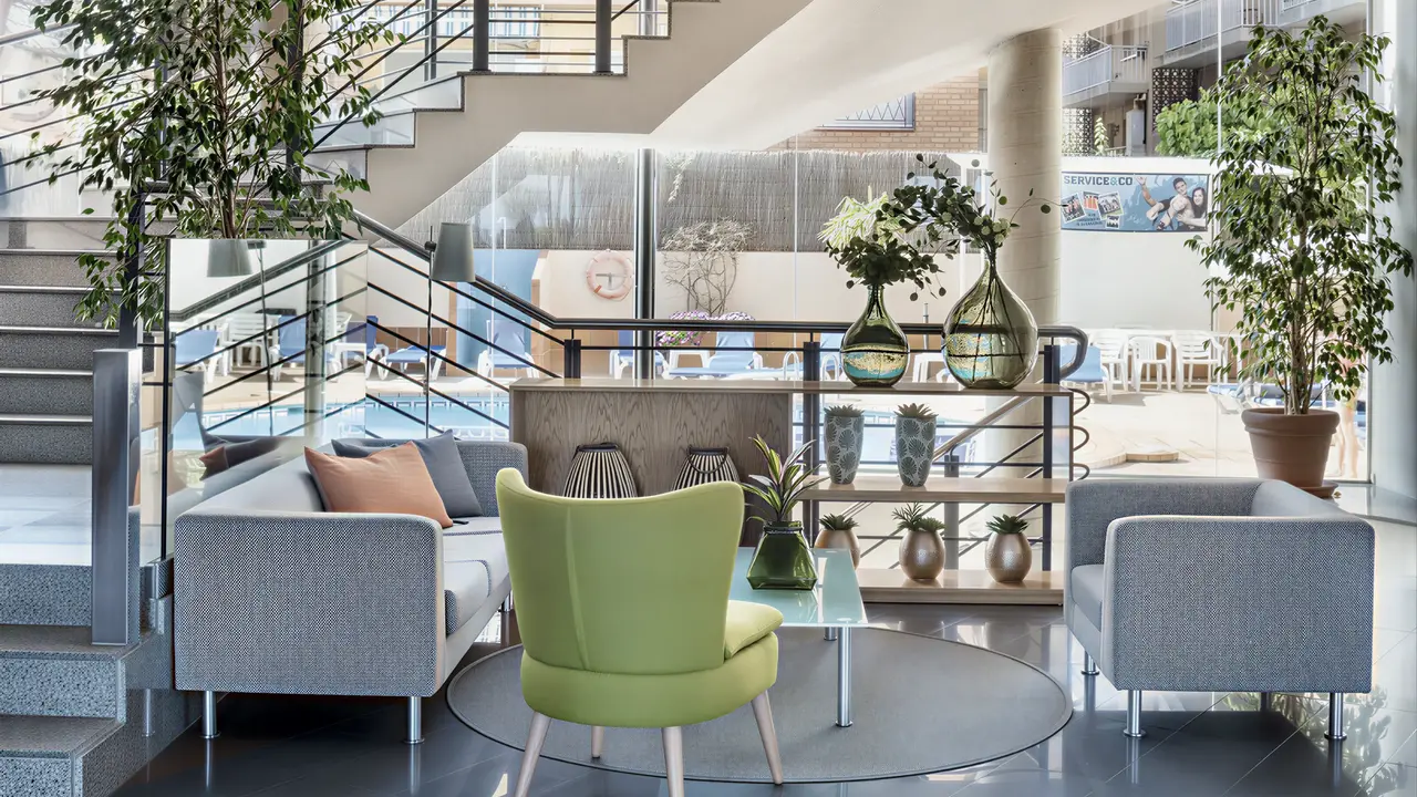 Nowoczesny salon w Aqua Promenade z wygodnymi fotelami