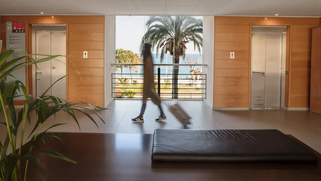 Wnętrze lobby w Aqua Promenade z widokiem na zewnątrz