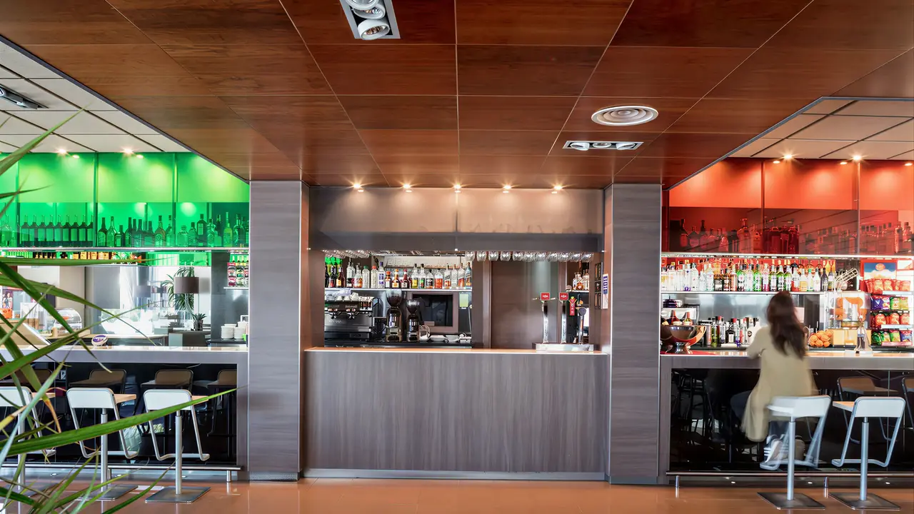 Nowoczesny bar w hotelu Aqua Promenade