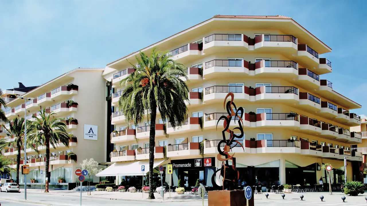 Elewacja budynku Aqua Promenade z palmami
