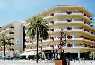 Elewacja budynku Aqua Promenade z palmami