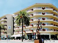 Elewacja budynku Aqua Promenade z palmami