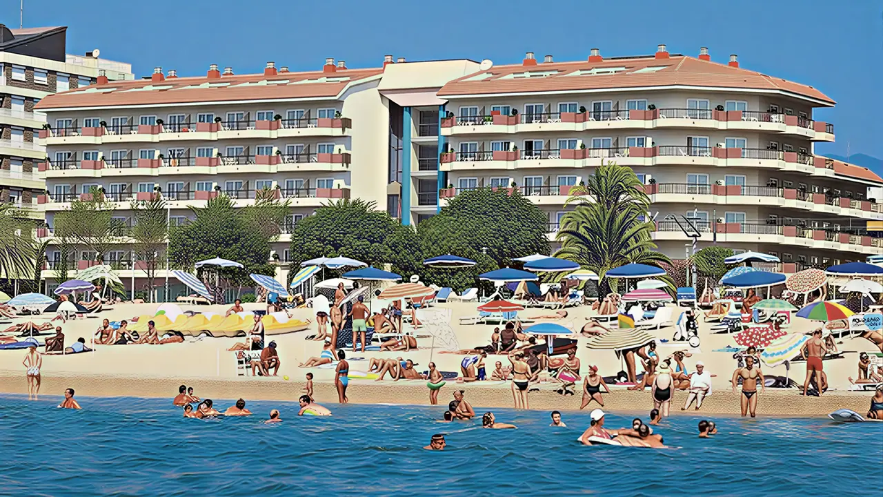 Widok na budynki Aqua Promenade oraz pobliską plażę