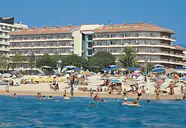 Widok na budynki Aqua Promenade oraz pobliską plażę
