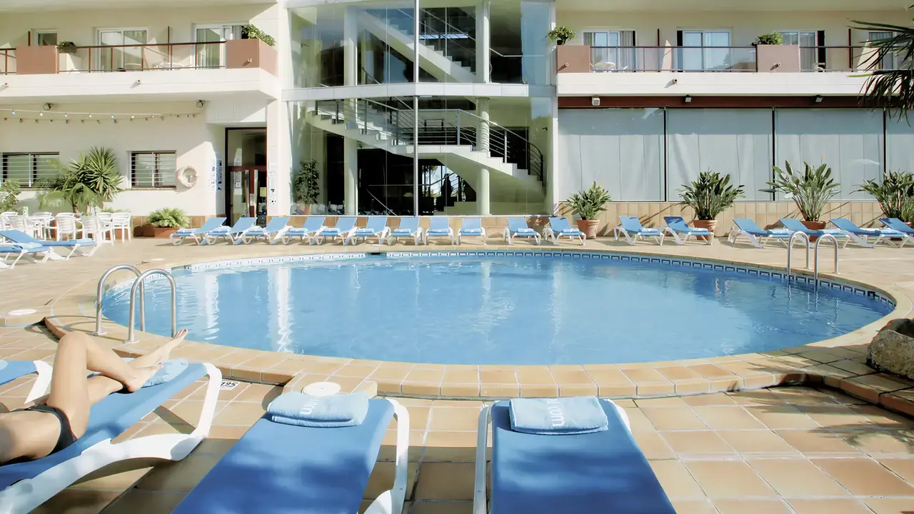 Basen z leżakami w Aqua Promenade