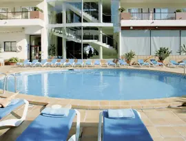 Basen z leżakami w Aqua Promenade
