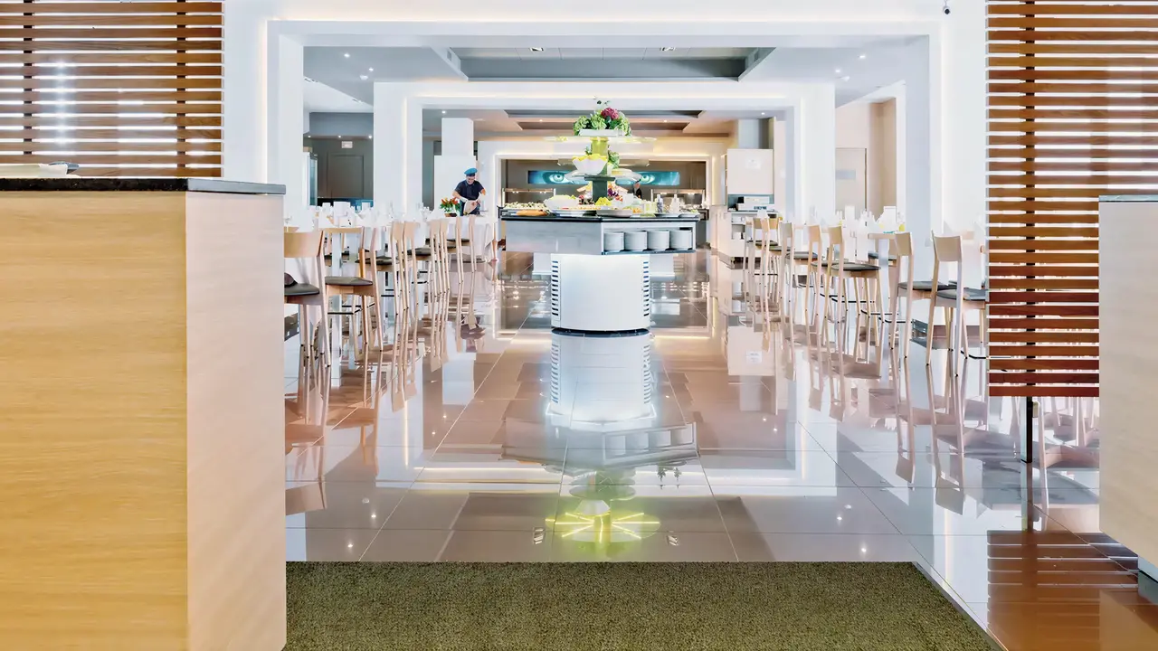 Jadalnia w hotelu Aqua Promenade z ustawionymi stołami
