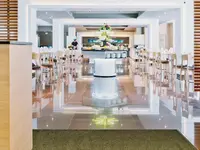 Jadalnia w hotelu Aqua Promenade z ustawionymi stołami