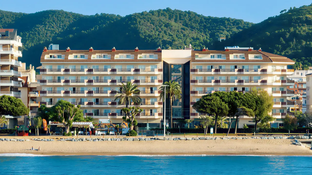 Budynek Aqua Promenade nad brzegiem morza