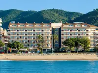 Budynek Aqua Promenade nad brzegiem morza