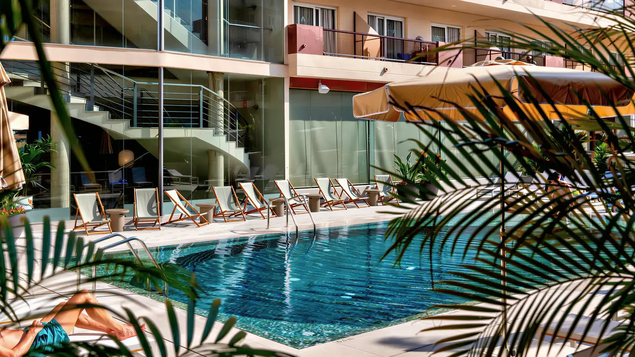 Basen i leżaki w hotelu Aqua Promenade