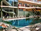 Basen i leżaki w hotelu Aqua Promenade