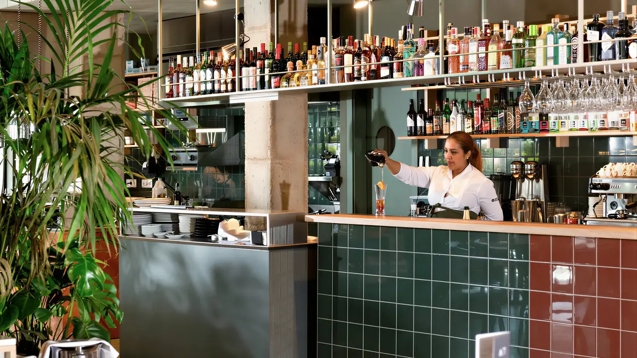 Barman przygotowuje drinka w Aqua Promenade