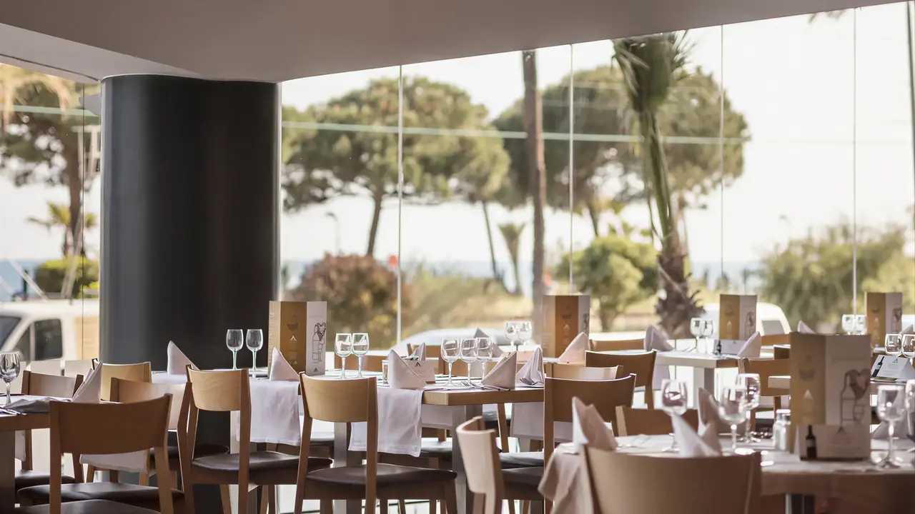 Restauracja w Aqua Promenade z nakrytymi stołami