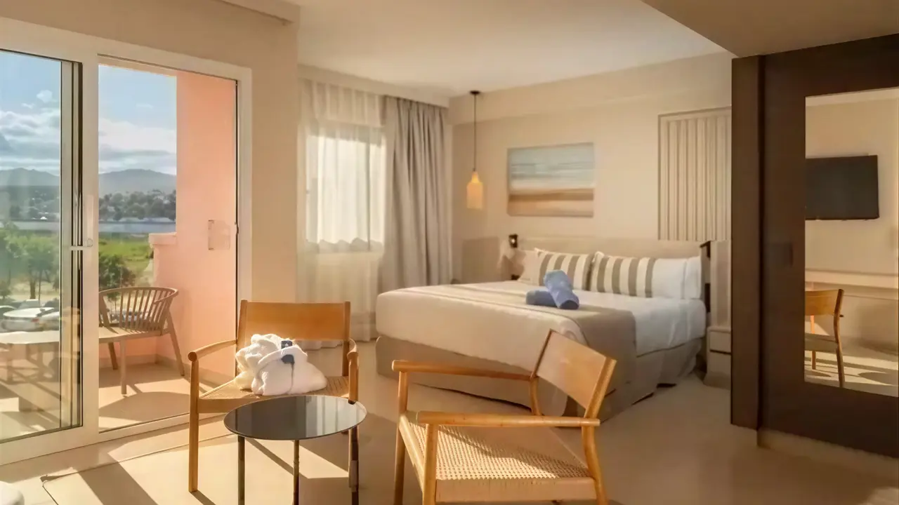 Nowoczesna sypialnia w hotelu Aqua The Breeze