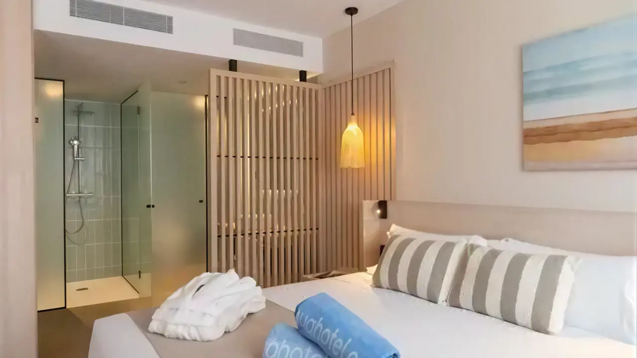 Nowoczesna sypialnia w Aqua The Breeze z widoczną łazienką