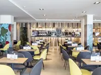 Restauracja z nowoczesnymi stolikami w Aqua The Breeze