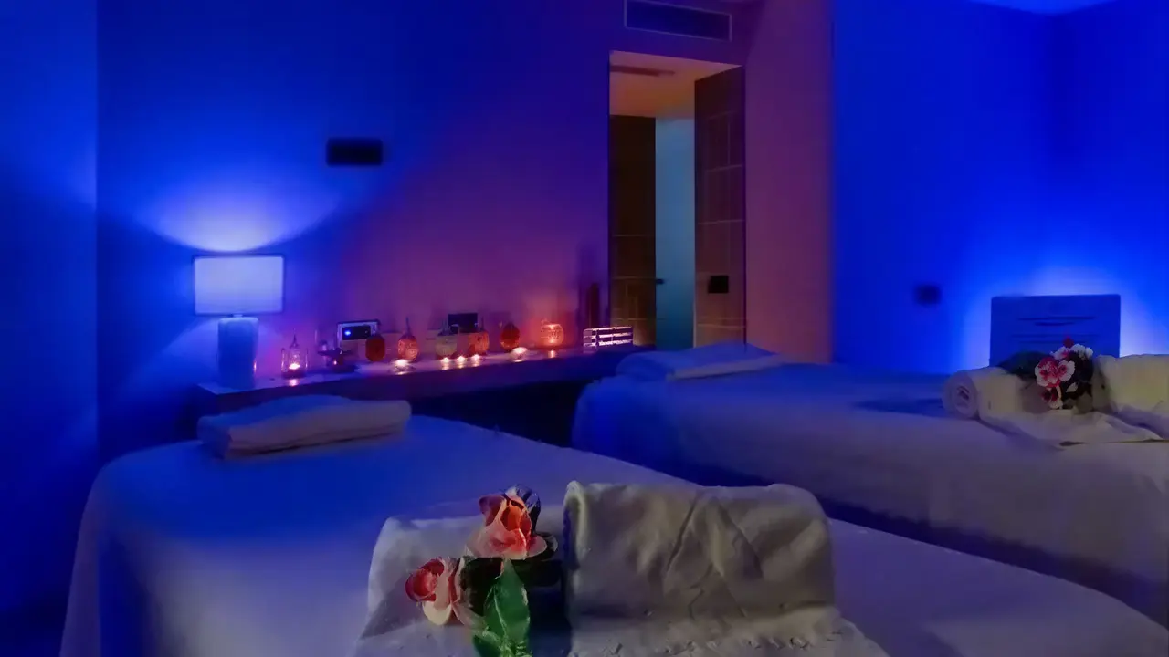 Pokój masażu w Aqua The Breeze z niebieskim oświetleniem