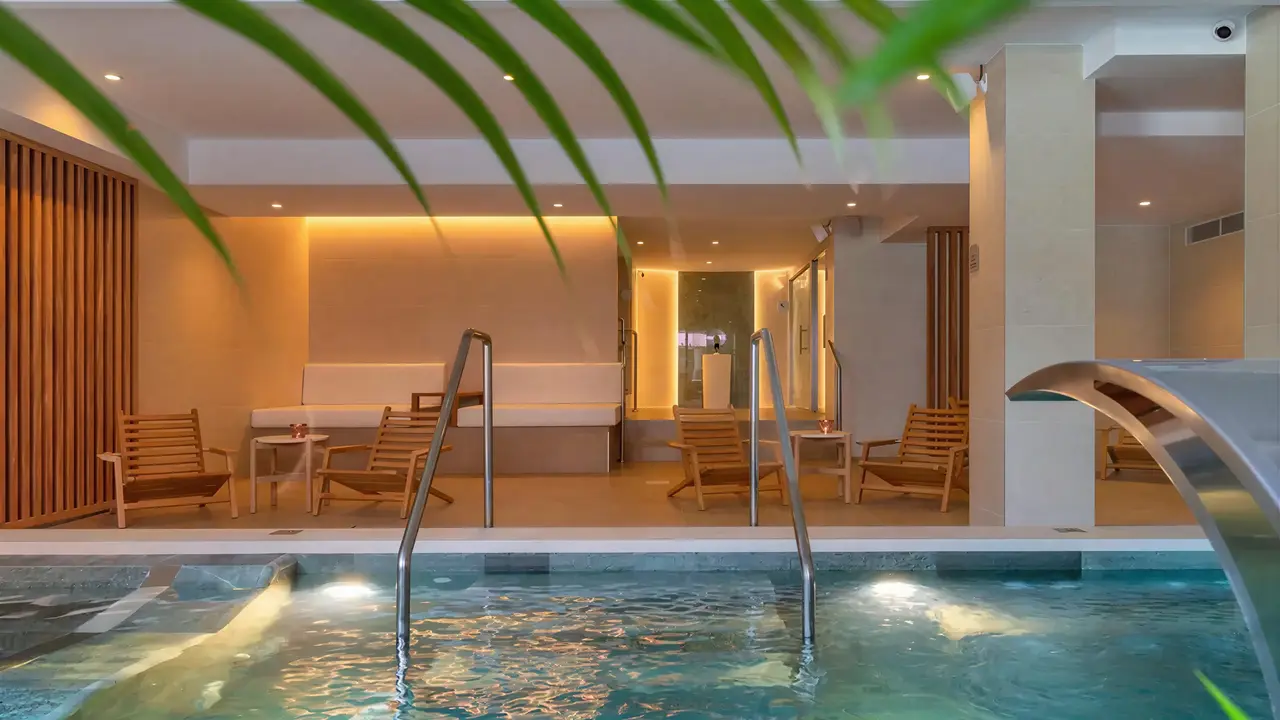 Strefa wellness z basenem w Aqua The Breeze