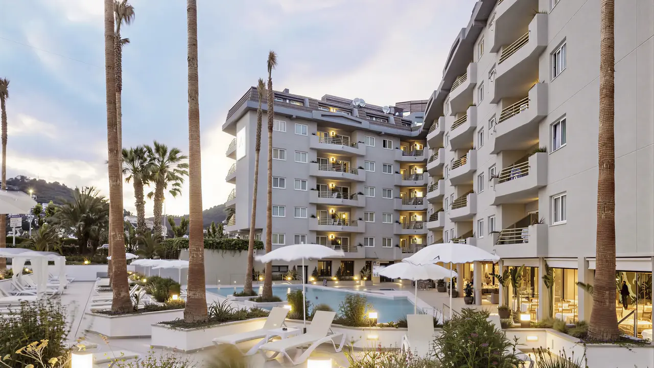 Basen i leżaki w hotelu Aqua The Breeze