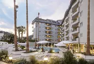 Basen i leżaki w hotelu Aqua The Breeze