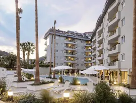 Basen i leżaki w hotelu Aqua The Breeze