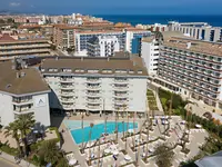 Widok na kompleks budynków Aqua The Breeze z basenem