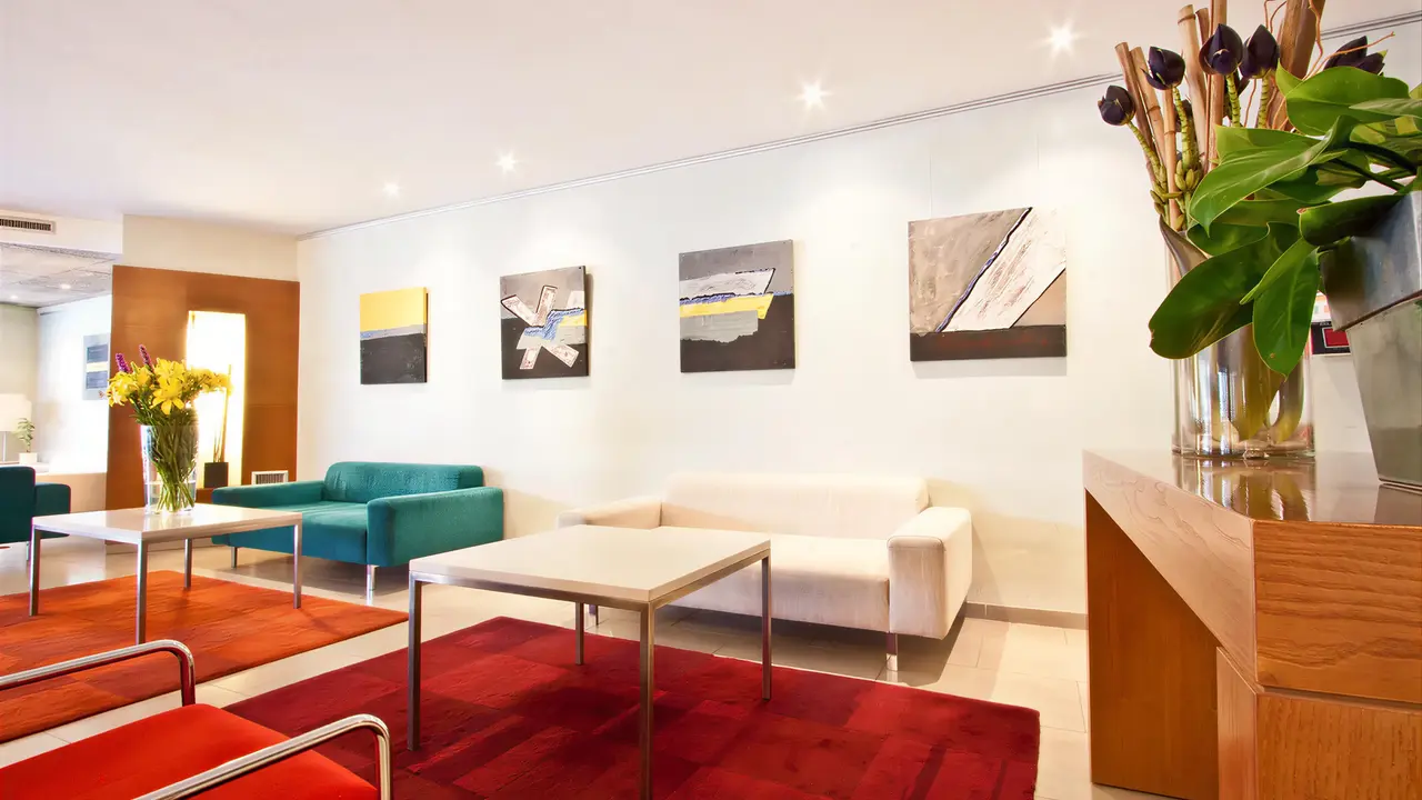 Wnętrze lobby w Aqua The Breeze z wygodnymi sofami