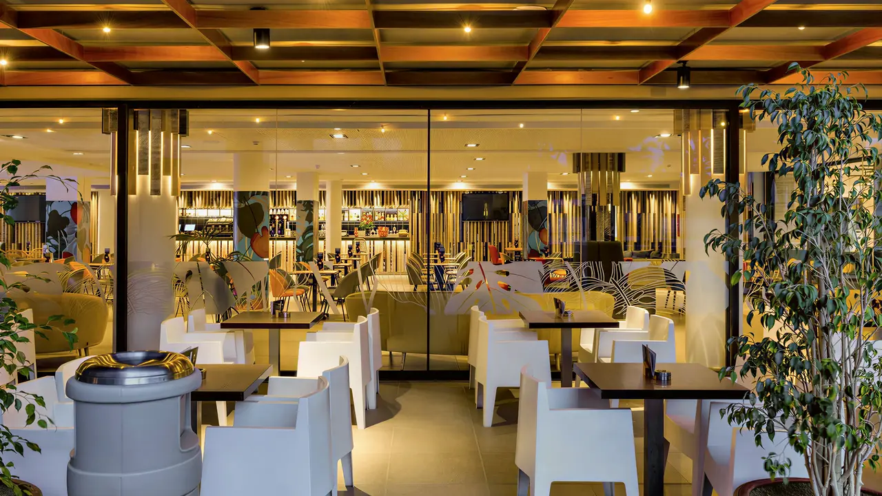 Restauracja w hotelu Aqua The Breeze z białymi krzesłami