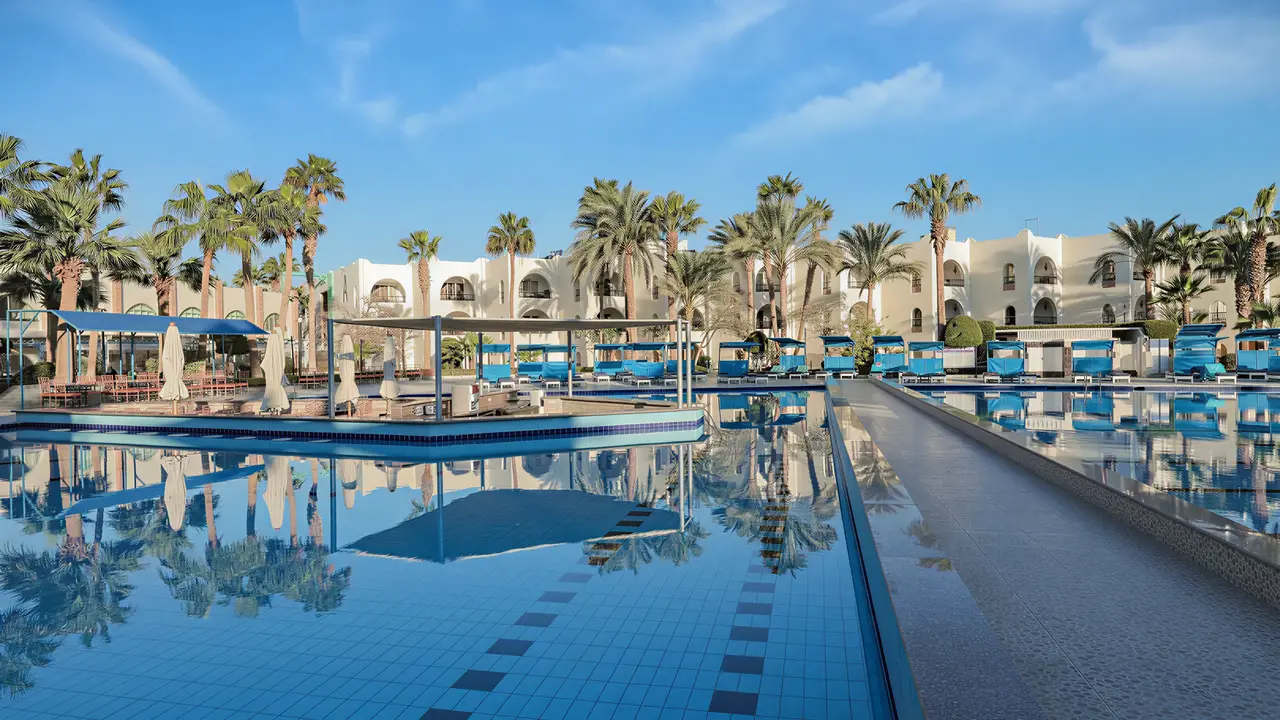 Basen i leżaki w hotelu Arabia Azur