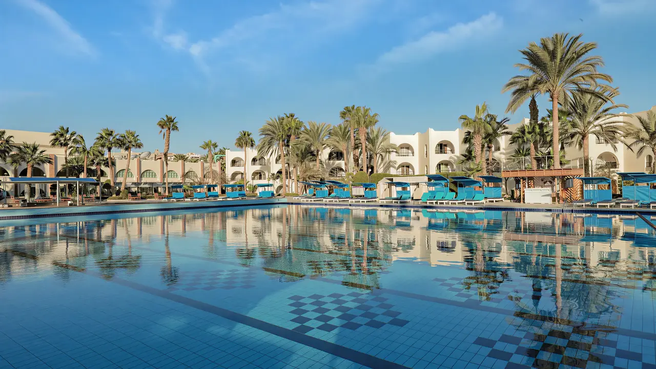 Basen z leżakami w hotelu Arabia Azur