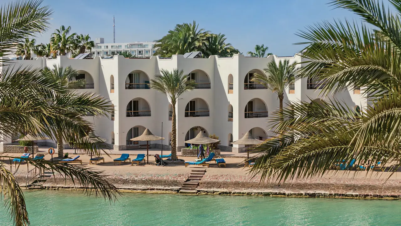 Widok na budynki Arabia Azur i nadmorski brzeg