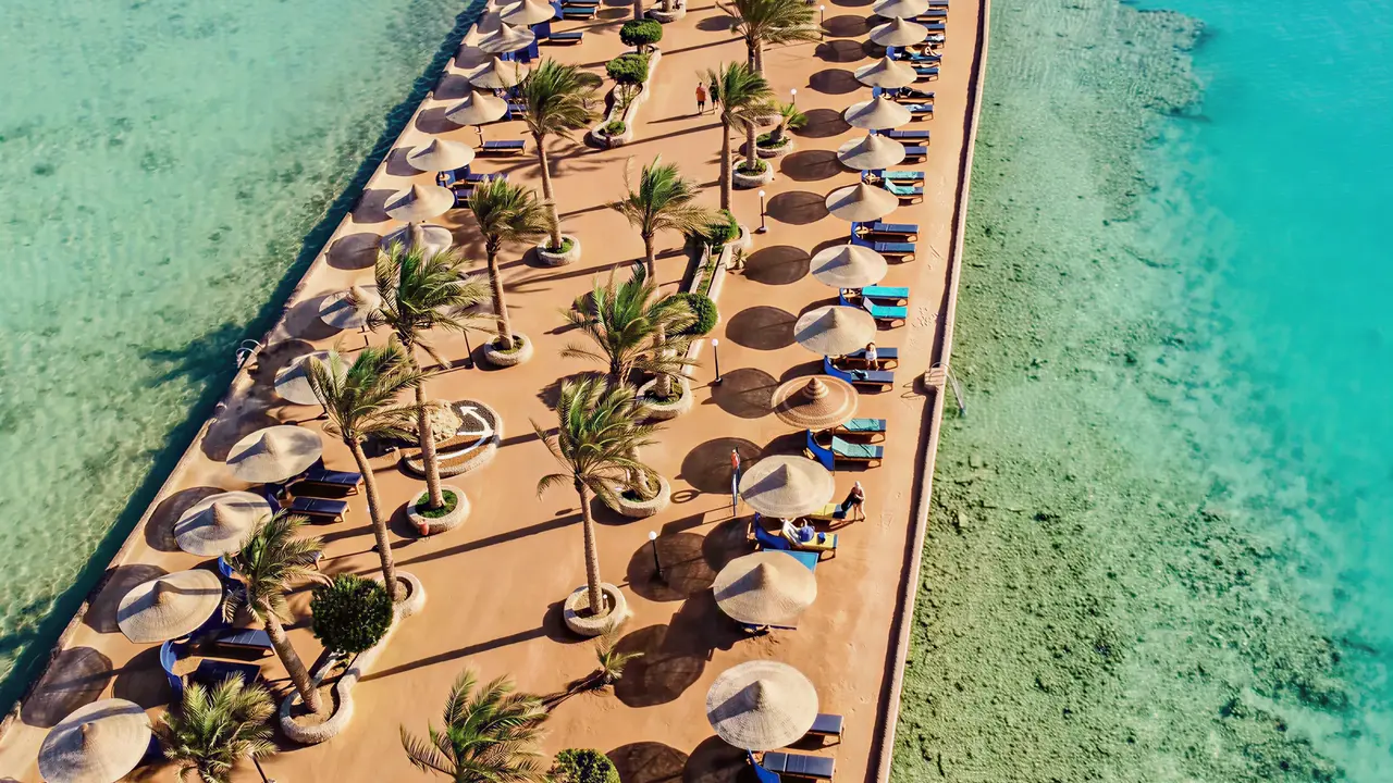 Plaża z leżakami i parasolami w Arabia Azur