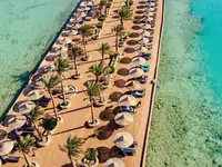 Plaża z leżakami i parasolami w Arabia Azur