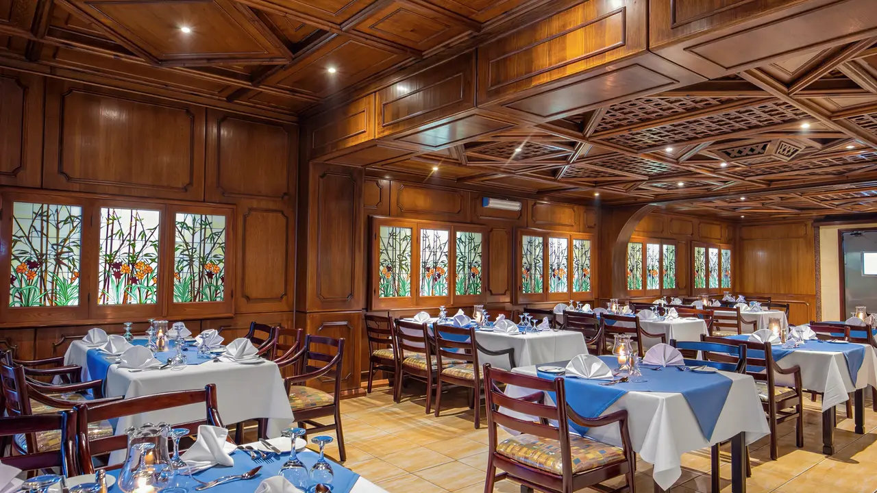 Elegancka restauracja w Arabia Azur z nakrytymi stołami